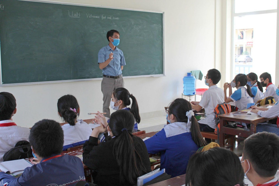 NGƯT Lê Văn Giáo trong giờ dạy Tiếng Anh tại Trường THCS Nguyễn Du (Quảng Xương, Thanh Hóa).