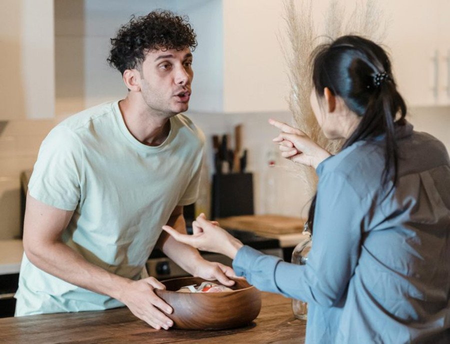 Có lẽ sự mệt mỏi, chán nản ngày càng chồng chất vì các cặp đôi quên nói chuyện với nhau. (Ảnh: ITN). Có lẽ sự mệt mỏi, chán nản ngày càng chồng chất vì các cặp đôi quên nói chuyện với nhau. (Ảnh: ITN).