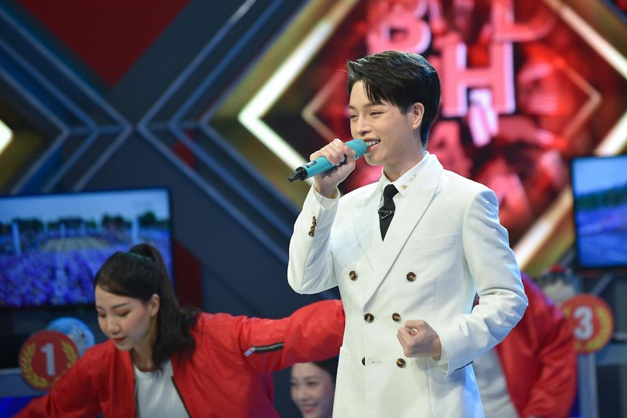 Ca sĩ Đức Phúc hát cổ vũ thí sinh. Ca sĩ Đức Phúc hát cổ vũ thí sinh.