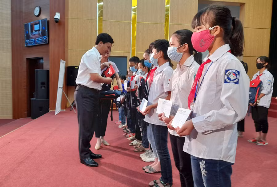 Ông Đỗ Xuân Hoàn – Phó Bí thư Huyện ủy – Chủ tịch UBND huyện Thanh Ba trao học bổng cho các em học sinh