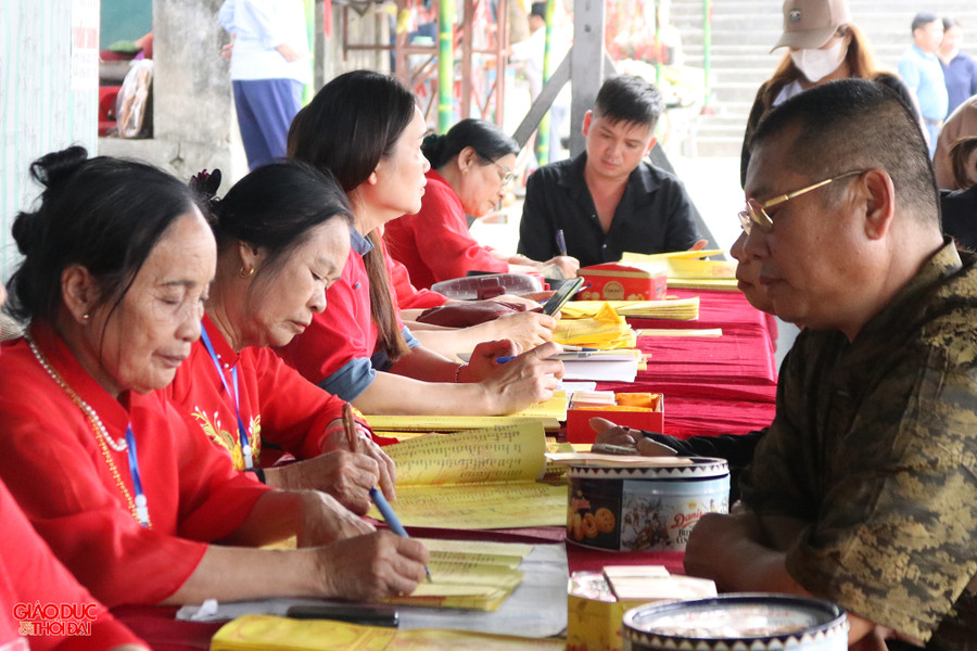 Theo quan niệm dân gian, đền Cờn là ngôi đền linh thiêng bậc nhất ở xứ Nghệ qua câu truyền miệng: “Nhất Cờn, nhì Quả, tam Bạch Mã, tử Chiêu Trưng”. Trong ảnh: Người dân viết sớ cầu bình an, tài lộc đầu năm. (Ảnh: Phạm Tâm). Theo quan niệm dân gian, đền Cờn là ngôi đền linh thiêng bậc nhất ở xứ Nghệ qua câu truyền miệng: “Nhất Cờn, nhì Quả, tam Bạch Mã, tử Chiêu Trưng”. Trong ảnh: Người dân viết sớ cầu bình an, tài lộc đầu năm. (Ảnh: Phạm Tâm).