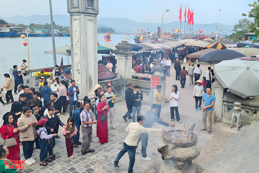 Đền Cờn không chỉ là ngôi đền linh thiêng mà còn có cảnh quan đẹp, sơn thủy hữu tình và lễ hội độc đáo nên thu hút đông đảo du khách thập phương đến chiêm bái, hành lễ. (Ảnh: Thanh Thủy). Đền Cờn không chỉ là ngôi đền linh thiêng mà còn có cảnh quan đẹp, sơn thủy hữu tình và lễ hội độc đáo nên thu hút đông đảo du khách thập phương đến chiêm bái, hành lễ. (Ảnh: Thanh Thủy).