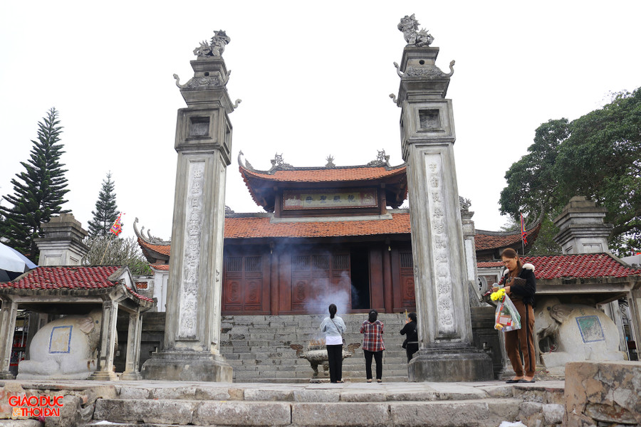 Trước đây, đền được người dân địa phương xây bằng nhà tranh. Trải qua các triều đại, đền nhiều lần được trùng tu, xây thêm các hạng mục. Hiện nay, đền có tòa nghi môn gồm 2 tầng, 8 mái. Qua cổng đền vào sân là tòa nhà ca vũ, tiếp đến là tam tòa hạ điện, trung điện, thượng điện. (Ảnh: Phạm Tâm). Trước đây, đền được người dân địa phương xây bằng nhà tranh. Trải qua các triều đại, đền nhiều lần được trùng tu, xây thêm các hạng mục. Hiện nay, đền có tòa nghi môn gồm 2 tầng, 8 mái. Qua cổng đền vào sân là tòa nhà ca vũ, tiếp đến là tam tòa hạ điện, trung điện, thượng điện. (Ảnh: Phạm Tâm).
