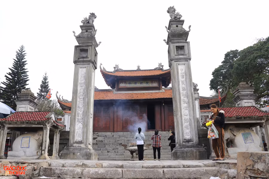 Trước đây, đền được người dân địa phương xây bằng nhà tranh. Trải qua các triều đại, đền nhiều lần được trùng tu, xây thêm các hạng mục. Hiện nay, đền có tòa nghi môn gồm 2 tầng, 8 mái. Qua cổng đền vào sân là tòa nhà ca vũ, tiếp đến là tam tòa hạ điện, trung điện, thượng điện. (Ảnh: Phạm Tâm). Trước đây, đền được người dân địa phương xây bằng nhà tranh. Trải qua các triều đại, đền nhiều lần được trùng tu, xây thêm các hạng mục. Hiện nay, đền có tòa nghi môn gồm 2 tầng, 8 mái. Qua cổng đền vào sân là tòa nhà ca vũ, tiếp đến là tam tòa hạ điện, trung điện, thượng điện. (Ảnh: Phạm Tâm).