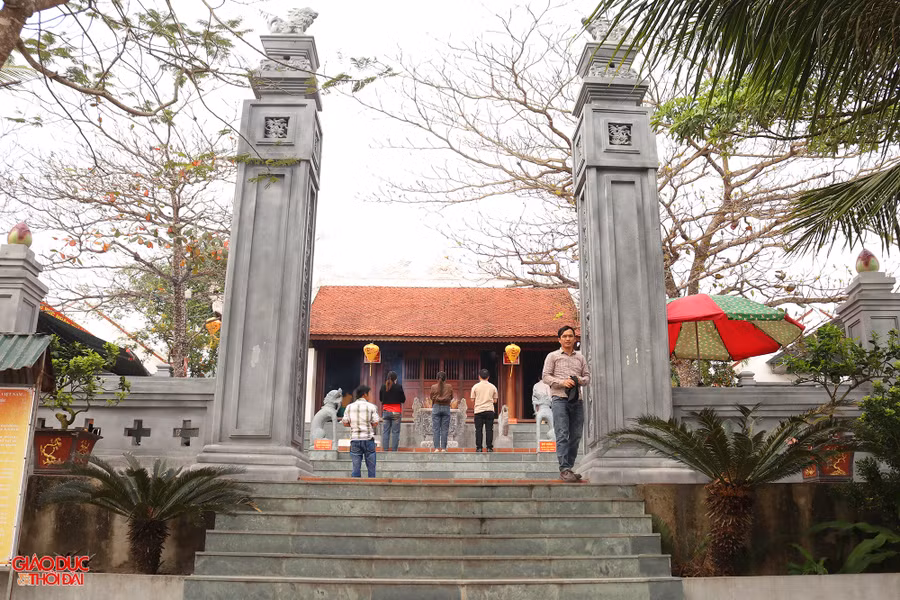 Cách đền Cờn trong khoảng 1km, đền Cờn ngoài tọa lạc trên đỉnh núi Thằn Lằn, sát cửa biển Lạch Cờn. Đền thờ vua quan nhà Tống gồm: Đế Bính, Trương Thế Kiệt, Lục Tú Phu. Ngôi đền hiện nay được tôn tạo lại với các tòa thượng điện, hạ điện, tả vu, hữu vu và các công trình phụ trợ. (Ảnh: Phạm Tâm). Cách đền Cờn trong khoảng 1km, đền Cờn ngoài tọa lạc trên đỉnh núi Thằn Lằn, sát cửa biển Lạch Cờn. Đền thờ vua quan nhà Tống gồm: Đế Bính, Trương Thế Kiệt, Lục Tú Phu. Ngôi đền hiện nay được tôn tạo lại với các tòa thượng điện, hạ điện, tả vu, hữu vu và các công trình phụ trợ. (Ảnh: Phạm Tâm).