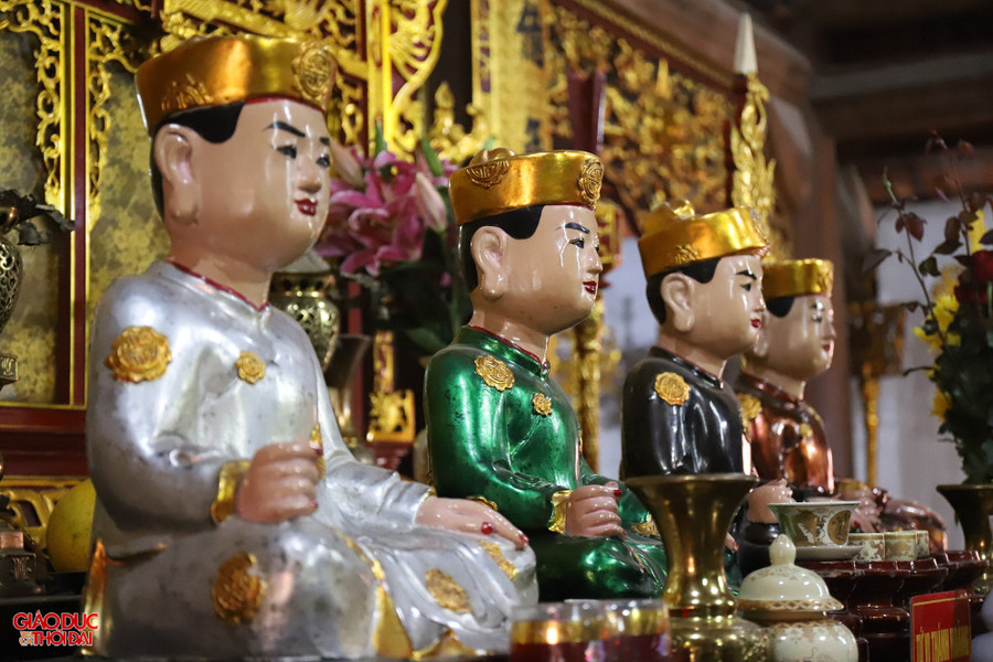 Tương truyền, năm Hồng Đức thứ nhất (năm 1470), vua Lê Thánh Tông trên đường mang quân đánh giặc đã vào đền Cờn trong trong làm lễ. Tứ vị Thánh nương hiển linh phù trợ giúp đánh thắng giặc. Trở về kinh thành, nhà vua cấp tiền bạc xây dựng đền Cờn ngoài và phong sắc "Đại Càn quốc gia Nam Hải Tứ vị Thánh nương thượng đẳng thần ngọc bệ hạ" để ghi nhận công đức các vị thần. (Ảnh: Phạm Tâm). Tương truyền, năm Hồng Đức thứ nhất (năm 1470), vua Lê Thánh Tông trên đường mang quân đánh giặc đã vào đền Cờn trong trong làm lễ. Tứ vị Thánh nương hiển linh phù trợ giúp đánh thắng giặc. Trở về kinh thành, nhà vua cấp tiền bạc xây dựng đền Cờn ngoài và phong sắc "Đại Càn quốc gia Nam Hải Tứ vị Thánh nương thượng đẳng thần ngọc bệ hạ" để ghi nhận công đức các vị thần. (Ảnh: Phạm Tâm).