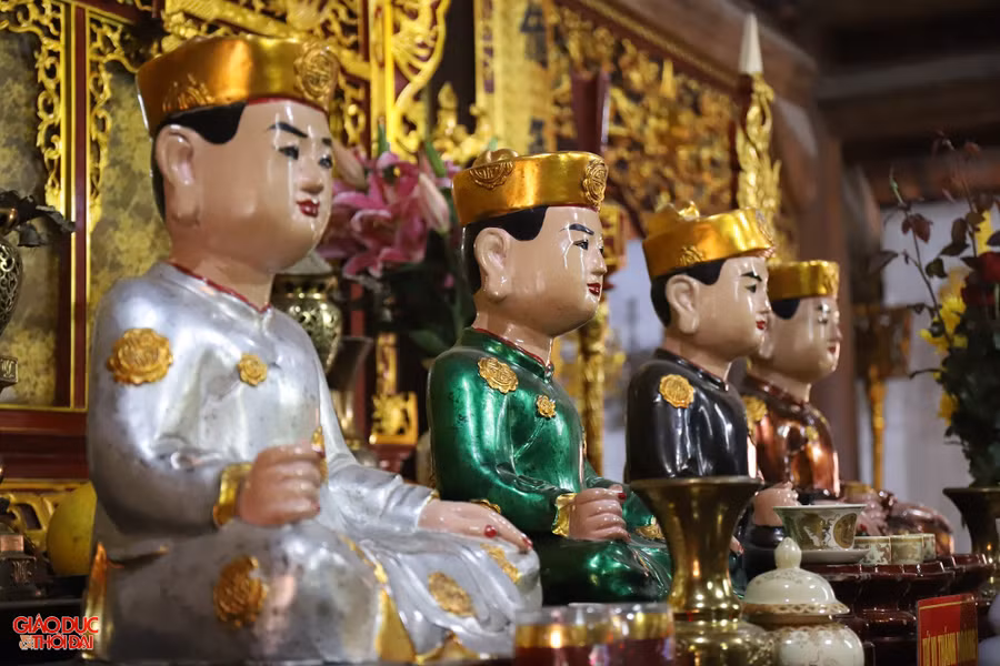 Tương truyền, năm Hồng Đức thứ nhất (năm 1470), vua Lê Thánh Tông trên đường mang quân đánh giặc đã vào đền Cờn trong trong làm lễ. Tứ vị Thánh nương hiển linh phù trợ giúp đánh thắng giặc. Trở về kinh thành, nhà vua cấp tiền bạc xây dựng đền Cờn ngoài và phong sắc "Đại Càn quốc gia Nam Hải Tứ vị Thánh nương thượng đẳng thần ngọc bệ hạ" để ghi nhận công đức các vị thần. (Ảnh: Phạm Tâm). Tương truyền, năm Hồng Đức thứ nhất (năm 1470), vua Lê Thánh Tông trên đường mang quân đánh giặc đã vào đền Cờn trong trong làm lễ. Tứ vị Thánh nương hiển linh phù trợ giúp đánh thắng giặc. Trở về kinh thành, nhà vua cấp tiền bạc xây dựng đền Cờn ngoài và phong sắc "Đại Càn quốc gia Nam Hải Tứ vị Thánh nương thượng đẳng thần ngọc bệ hạ" để ghi nhận công đức các vị thần. (Ảnh: Phạm Tâm).