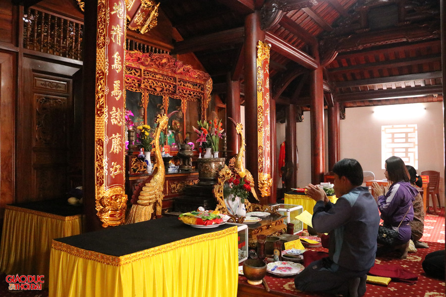 Theo truyền thuyết, khoảng năm 1229, quân Mông Cổ tấn công nhà Nam Tống (Trung Quốc). Trước tình thế nguy cấp, Tả Thừa tướng Lục mang theo vua Đế Bính (8 tuổi) cùng gia quyến xuống thuyền chạy loạn ngoài biển. (Ảnh: Phạm Tâm). Theo truyền thuyết, khoảng năm 1229, quân Mông Cổ tấn công nhà Nam Tống (Trung Quốc). Trước tình thế nguy cấp, Tả Thừa tướng Lục mang theo vua Đế Bính (8 tuổi) cùng gia quyến xuống thuyền chạy loạn ngoài biển. (Ảnh: Phạm Tâm).