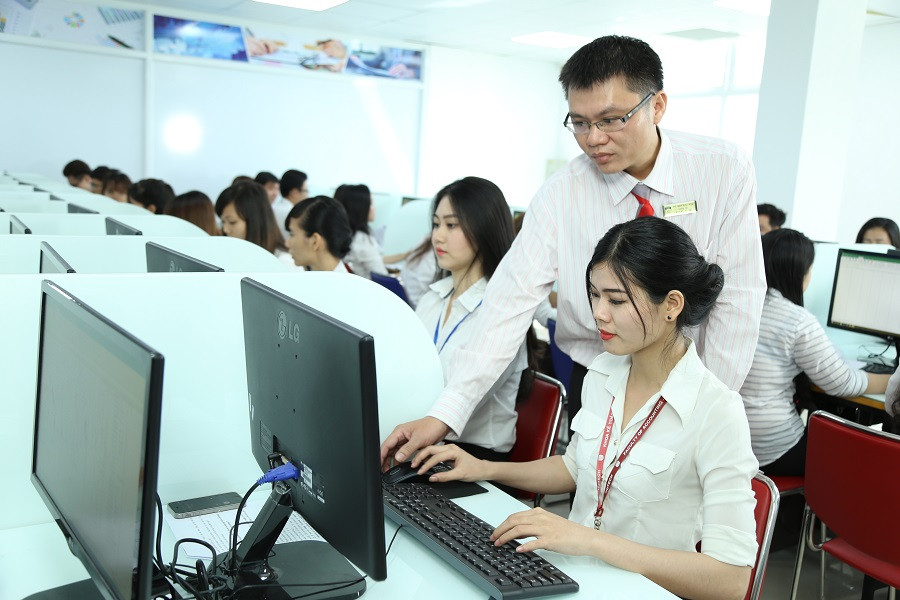 Các doanh nghiệp liên kết với các trường ĐH, CĐ để tặng học bổng doanh nghiệp cho sinh viên và sẽ ưu tiên tuyển dụng sau khi tốt nghiệp. Ảnh: HUTECH