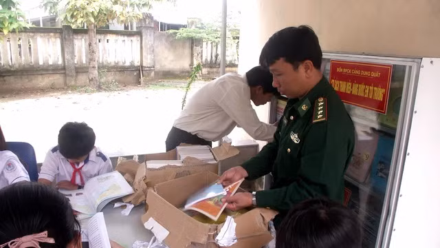 Tủ sách nâng bước em tới trường của người lính Biên phòng - 2