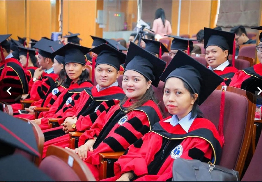 Các tân thạc sĩ trong ngày vui tốt nghiệp Các tân thạc sĩ trong ngày vui tốt nghiệp