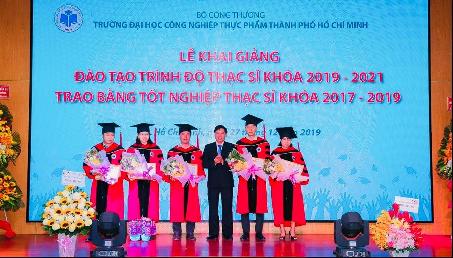 PGS.TS Nguyễn Xuân Hoàn – Hiệu trưởng HUFI chụp hình cùng các tân thạc sĩ PGS.TS Nguyễn Xuân Hoàn – Hiệu trưởng HUFI chụp hình cùng các tân thạc sĩ