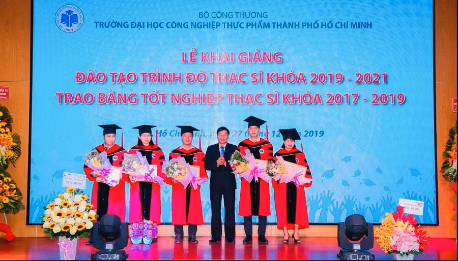 PGS.TS Nguyễn Xuân Hoàn – Hiệu trưởng HUFI chụp hình cùng các tân thạc sĩ