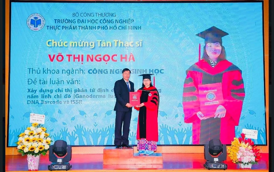 PGS.TS Nguyễn Xuân Hoàn – Hiệu trưởng HUFI trao bằng cho tân thạc sĩ