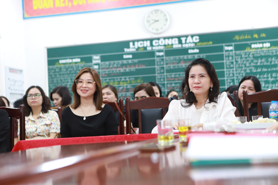 Lãnh đạo Phòng GD&ĐT Hà Đông và đông đảo khách mời đến từ huyện Phú Xuyên tới dự và trao đổi kinh nghiệm sau tiết dạy chuyên đề. Lãnh đạo Phòng GD&ĐT Hà Đông và đông đảo khách mời đến từ huyện Phú Xuyên tới dự và trao đổi kinh nghiệm sau tiết dạy chuyên đề.