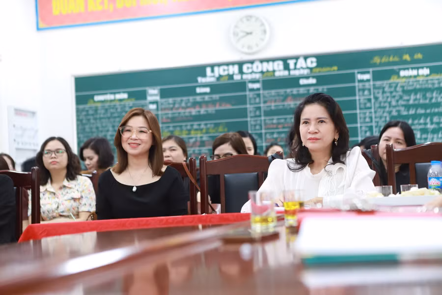 Lãnh đạo Phòng GD&amp;ĐT Hà Đông và đông đảo khách mời đến từ huyện Phú Xuyên tới dự và trao đổi kinh nghiệm sau tiết dạy chuyên đề.