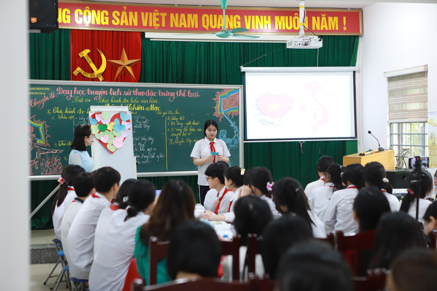 Học sinh cùng đọc những suy nghĩ của mình về bài học thông qua phiếu trái tim được dính lên bảng. Học sinh cùng đọc những suy nghĩ của mình về bài học thông qua phiếu trái tim được dính lên bảng.