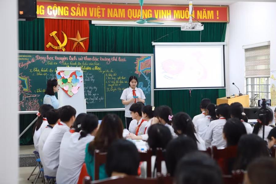 Học sinh cùng đọc những suy nghĩ của mình về bài học thông qua phiếu trái tim được dính lên bảng.