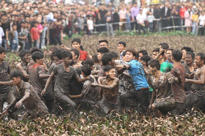 Các thanh niên tham gia hội cướp phết Hiền Quang năm 2018
