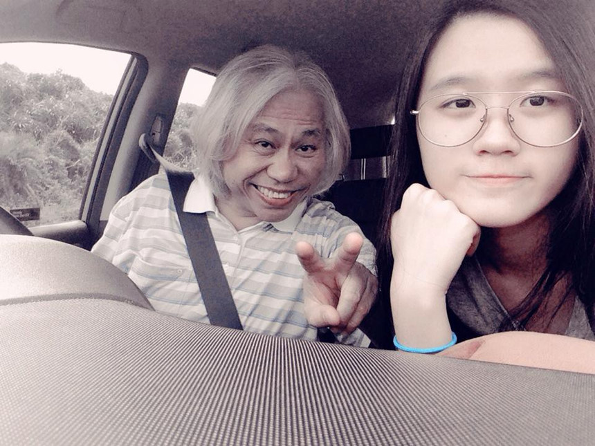 Lý Khôn Thành (sinh năm 1957) và Lâm Tĩnh Ân (sinh năm 1996) là cặp "ông cháu" từng "gây bão" mạng Đài Loan (Trung Quốc) vì chuyện tình của mình. Hanh trinh 6 nam yeu bat chap thi phi cua cap