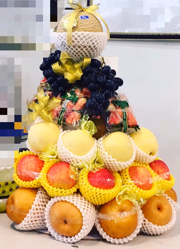 Mâm quả ngoại cao 1 mét giá 10 triệu: Đại gia khệ nệ dâng lễ Rằm tháng Giêng-1