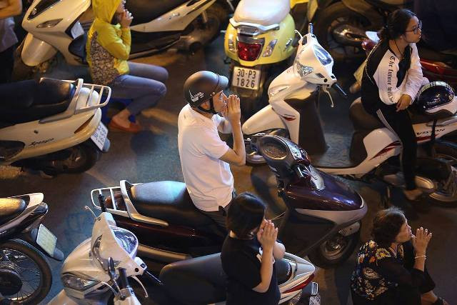 Nhiều người dân khi đi qua Tổ đình Phúc Khánh đã dừng ngay trên cầu hay ngồi trên xe để cầu an