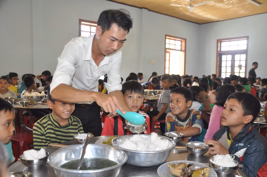 Những bữa cơm đầm ấm nghĩa tình của HS Trường Tiểu học Trà Vân