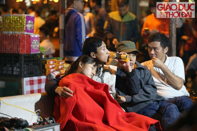 Những chiếc áo khoác chở thành chăn để đắp ngoài trời