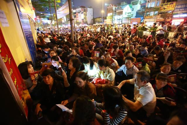 Lực lượng chức năng ngay sau đó đã lập hàng rào để đảm bảo an toàn cho những người đến cầu an