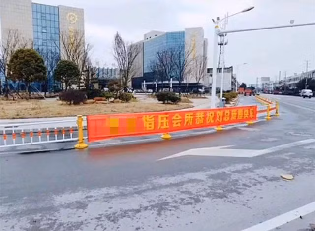 Cưới vợ, người đàn ông được 10 bạn gái cũ căng băng rôn chúc mừng - 6