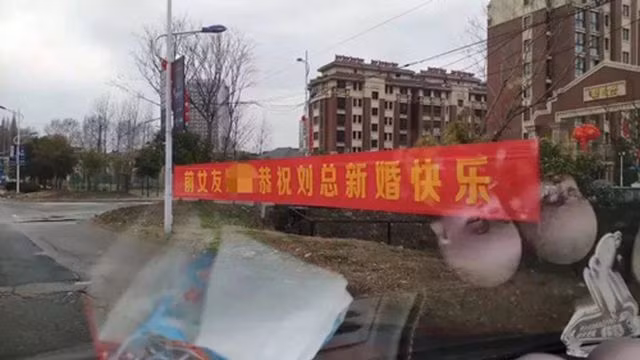 Cưới vợ, người đàn ông được 10 bạn gái cũ căng băng rôn chúc mừng - 3