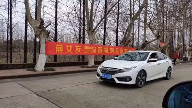 Cưới vợ, người đàn ông được 10 bạn gái cũ căng băng rôn chúc mừng - 5