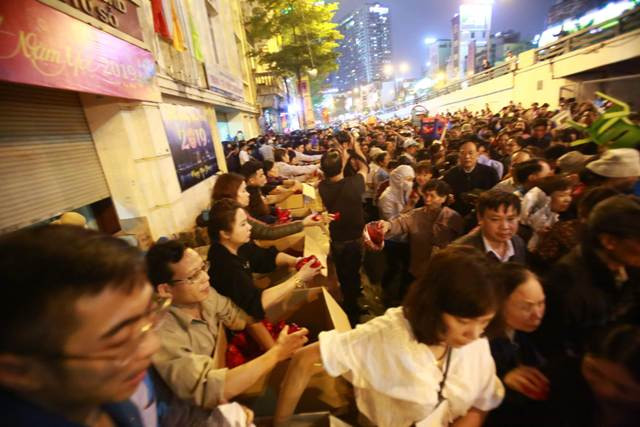 Sau lễ cầu an, mọi người di chuyển về 2 điểm phát lộc tại 2 điểm đã được ban tổ chức sắp xếp