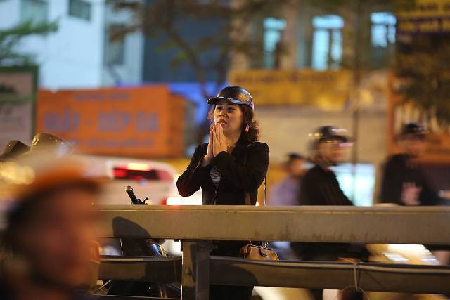 Lan can phía hành lang cầu cũng chở thành nơi ngồi cầu an của nhiều người