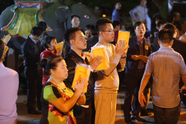 Đến khoảng gần 6h sáng, lượng người xếp hàng nhận phát ấn thưa dần