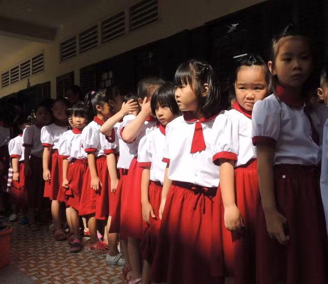 Nắng nóng có thể gây bỏng, trường học “ứng phó” bảo vệ học trò - 1