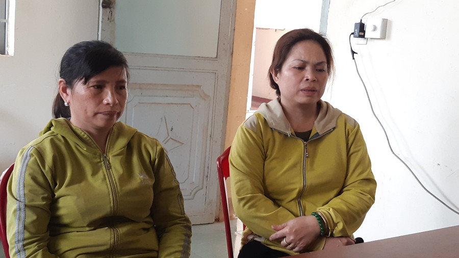 Chị Hoa và chị Thủy nghẹn ngào kể lại sự việc. Chị Hoa và chị Thủy nghẹn ngào kể lại sự việc.