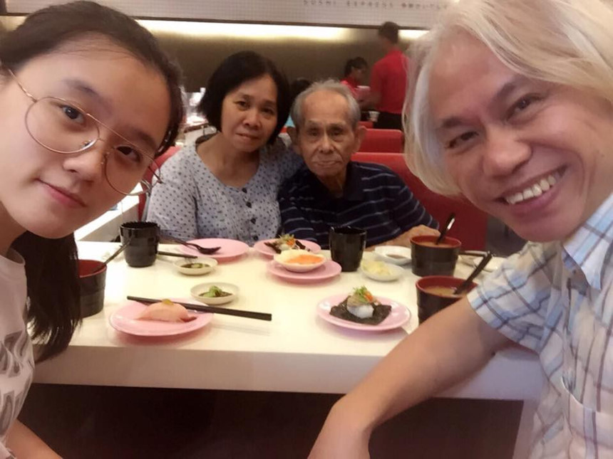 Tĩnh Ân ăn tối cùng cha mẹ Khôn Thành tại một nhà hàng. Hanh trinh 6 nam yeu bat chap thi phi cua cap