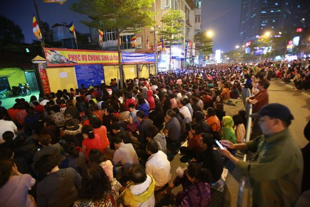 Lượng người dồn về khu vực Tổ đình Phúc Khánh ngày càng đông nhiều người đã ngồi sang cả lan can cầu