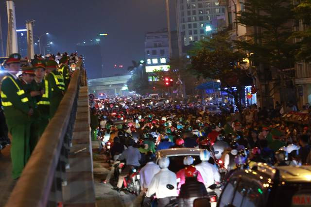 Phía trên cầu lực lượng chức năng cũng có mặt để nhắc nhở các phương tiện không dừng đỗ trên cầu