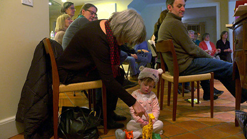 Cả phố học ngôn ngữ khiếm thính để trò chuyện với bé gái 2 tuổi ảnh 2 Cô bé Sam là động lực lớn để người dân khu phố đến lớp mỗi tối trong 3tháng liền. Ảnh: CBS News.