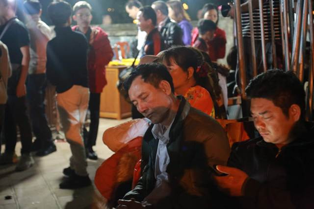 Nhiều người trong lúc xếp hàng tranh thủ ngủ