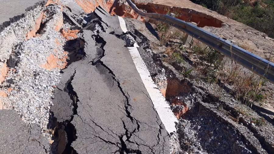 Nhiều vết nứt xuất hiện trên đường.