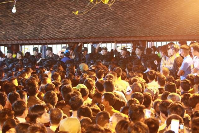 Ngay từ sớm lực lượng chức năng đã có mặt tại những điểm phát ấn để đảm bảo an ninh