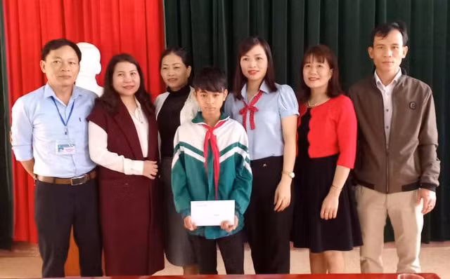 Em Nguyễn Văn Chương được nhà trường tuyên dương vì đã dũng cảm lao xuống nước cứu 2 em nhỏ - Ảnh: Hà Anh