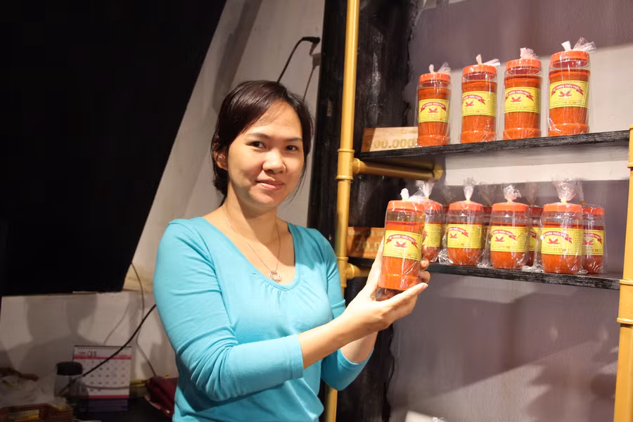 Chị Lý Hồng Linh là đời thứ 5 duy trì nghề làm tương ớt Triều Phát