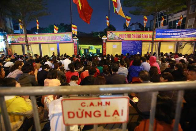 Để đảm bảo an ninh lực lượng an ninh được rải khắp khu vực làm lễ cũng như bên ngoài mặt đường Tây Sơn