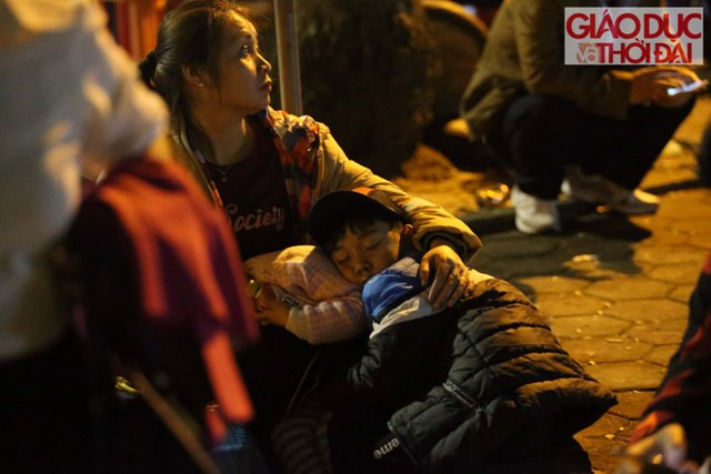 Nhiều người ngồi nói chuyện, dùng điện thoại để “ giết” thời gian