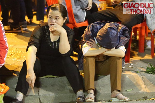 nhiều người không dấu được sự mệt mỏi đã ngồi ngủ ngật ngay tại vỉa hè đường