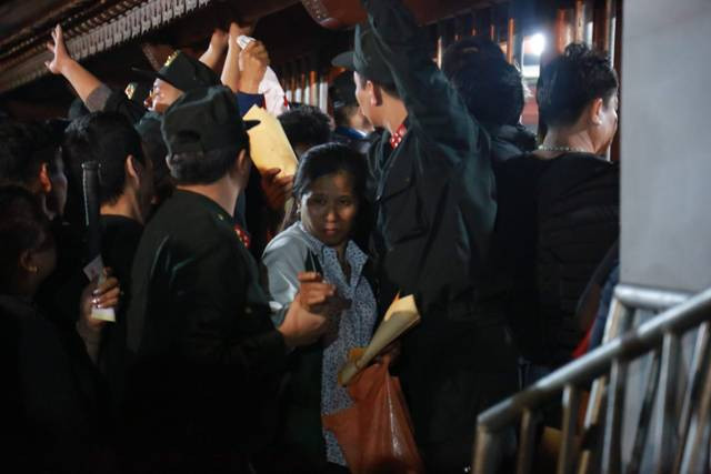 Những người nhận được ấn cũng phải rất vất vả để có thể ra ngoài